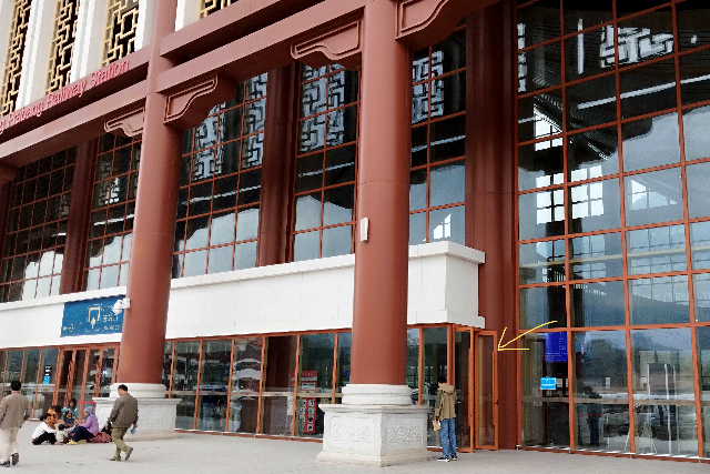 Title:『 入場前の流れと手荷物検査』画像説明 :*入場前の流れと手荷物検査*ルアンプラバン駅の入口です*正面の出入り口は施錠されているので側面から入ります（矢印のところです）*小さな入口を通ると直ぐパスポートチエックと手荷物検査があります