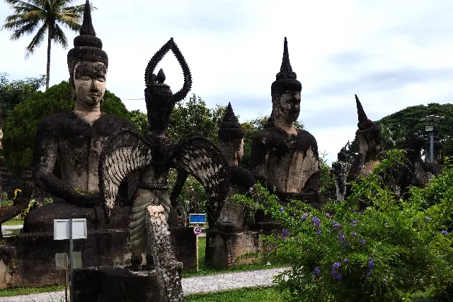 Title:『 園内に点在する巨大な仏像たち』画像説明 :*園内に点在する巨大な仏像たち*次はどんなものが現れるのかと少し不思議な感覚になります。*この独特な感覚が、ブッダパークを印象的な場所にしているのですね