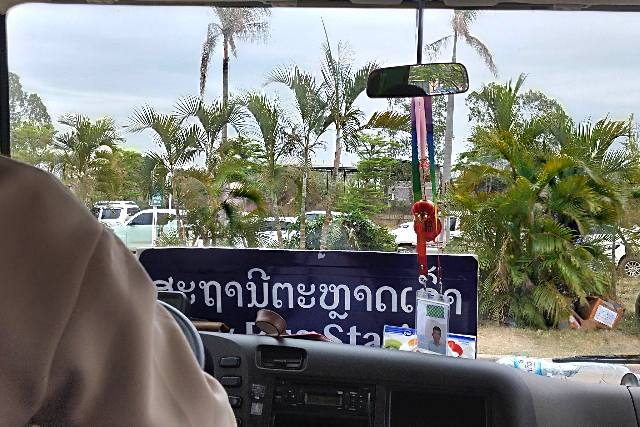 Title:『 ビエンチャン駅に到着しました』画像説明 :*ビエンチャン駅に到着しました*外では多くの客引きが待機しておりその中に「カムサワート」と叫ぶ姿もあり*バス乗務員らしかったのですが確認しました*最前列に座りました