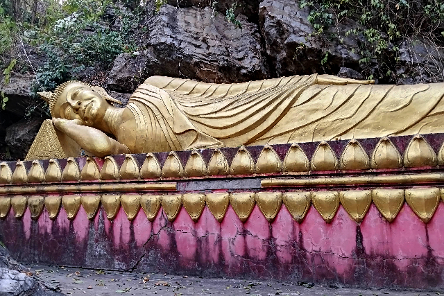 Title:『 階段を登り始めてすぐに現れる仏像と小さな祠』画像説明 :*階段を登り始めてすぐに現れる仏像と小さな祠*これはまた優雅なお方です*「果報は寝て待て」という言葉を想起させます