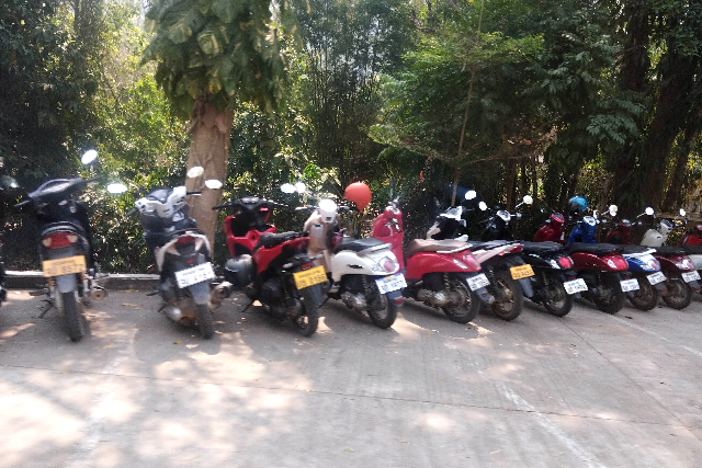 タイトル :『 クアンシーの滝で泳いできました・行き方と料金』見出し:『 所要時間とおすすめの回り方』Keyword:『ラオス・ルアンパバーン郊外にあるクアンシーの滝を実際に訪問。泳いで分かった水温や注意点、行き方、入場料・ツアー料金、所要時間を写真付きで詳しく解説。一人旅でも安心です。』画像の説明文 :*所要時間とおすすめの回り方*クアンシーの滝はルアンパバーン郊外にあり往復2時間は見ておく必要があります*バイクなら少し時間をずらすのが良さそうです