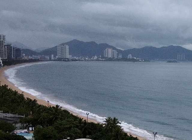 Sub_title: ニャチャン〜ホーチミン移動 まとめ｜迷ったらバスで| tag : ニャチャンからホーチミン、移動、行き方、バス、電車、鉄道、飛行機| 画像説明 : _ニャチャン〜ホーチミン移動 まとめ｜迷ったらバスで_ニャチャンからホーチミンへの移動手段には、_バス・電車・飛行機の3つがあります_のんびりホーチミンまでの景色を楽しみたいと思っての電車予約でしたが相悪の空模様でしたね