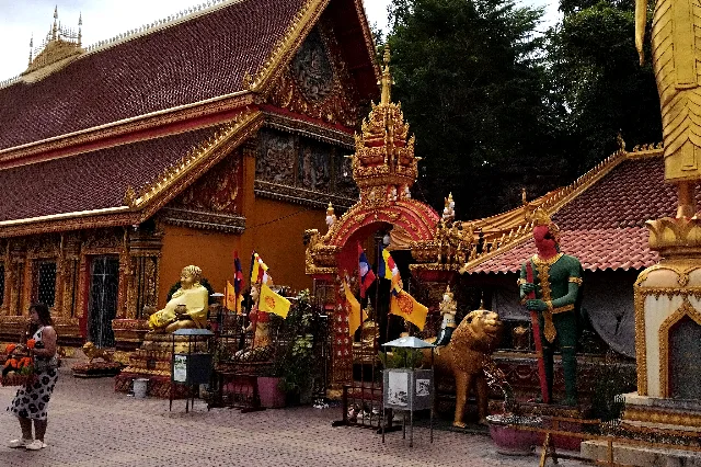 Title:『 なぜ観光客はワットシームアンに来ないのだろう』画像説明 :*なぜ観光客はワットシームアンに来ないのだろう*「なぜ観光客はワットシームアンに来ないのだろう」と考えるに、*ここにはパトーサイ（凱旋門）やブッタパークのような派手さがないからではとも思います