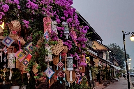 Title:『 ルアンパバーンの朝市』画像説明 :*ルアンパバーンの朝市*托鉢が行われるサッカリン通り、ルアンプラバン旧市街の中心から*プーシーの丘 表参道に向かって歩きます*途中、ちょっとお洒落な飾りを見つけました