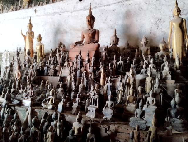 Title:『 洞窟は2か所ある？実際に見学できる範囲と所要時間』画像説明 :*洞窟は2か所ある？実際に見学できる範囲と所要時間*バークウー洞窟には、2つの洞窟があります。*タム・ティン洞窟*船着き場のすぐ目の前にある洞窟。現在、観光で入れるのはここ。