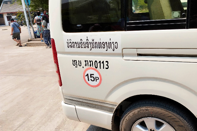 タイトル :『 クアンシーの滝で泳いできました・行き方と料金』見出し:『 混雑状況・施設・注意点【実体験】』Keyword:『ラオス・ルアンパバーン郊外にあるクアンシーの滝を実際に訪問。泳いで分かった水温や注意点、行き方、入場料・ツアー料金、所要時間を写真付きで詳しく解説。一人旅でも安心です。』画像の説明文 :*混雑状況・施設・注意点【実体験】*注意点としては、ツアー利用の場合、帰りの集合場所が分かりにくいこと。特徴的な同行者を覚えておく、案内看板やツアー車両を写真に撮っておくと安心です。また、ツアーバスは定刻通りに来ない前提で考えたほうが気が楽です。