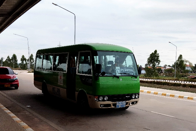 Title:『 バスでカムサワート駅へ移動する』画像説明 :*バスでカムサワート駅へ移動する*多くの乗客がビエンチャン駅で降りましたが路線バスの乗客は少ないと感じました*ビエンチャン駅からカムサワート駅までの所要時間は約30分でした