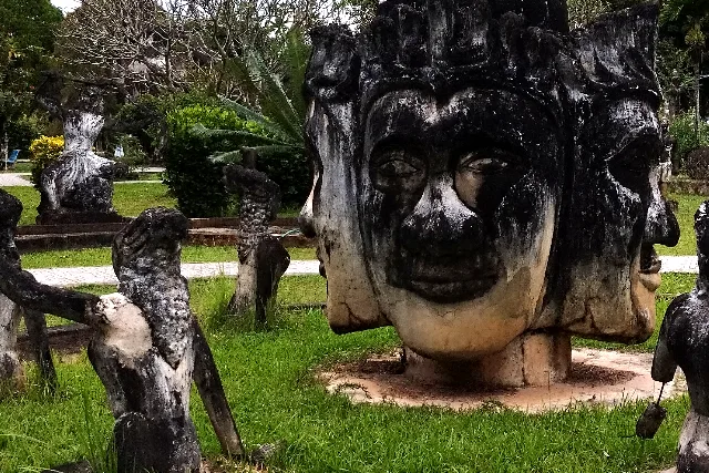 Title:『 仏教とヒンドゥー教が混在した独特の造形』画像説明 :*仏教とヒンドゥー教が混在した独特の造形*ブッダパークでは、穏やかな表情の仏像だけでなく、*腕や顔が複数あったり、人とは思えない姿をした像も多く見られます