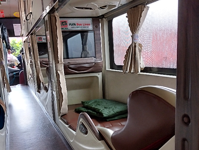 Sub_title: 実際の乗り心地は？| tag : ニャチャンからホーチミン、移動、行き方、バス、電車、鉄道、飛行機| 画像説明 : _実際の乗り心地は？_FUTAの長距離バスは、_日本の感覚で想像するより意外と快適です_・ フルフラットに近い寝台タイプ_・ エアコン完備（各自調整可）_・ スマホ充電_・ プライベートカーテン_・ 車内土足禁止