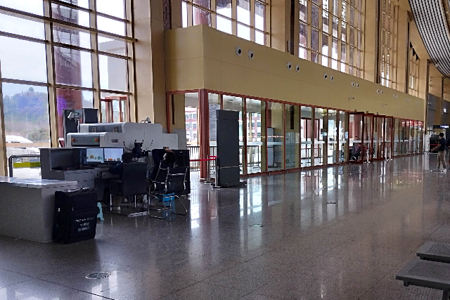 Title:『 入場前の流れと手荷物検査』画像説明 :*入場前の流れと手荷物検査*パスポートチエックを受けて引き返す感じで（仕切りがあります）駅舎に入り*セキュリティチエックを受けます