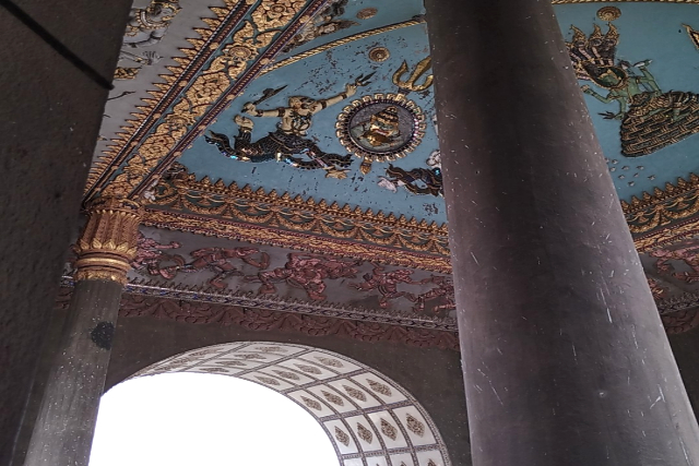 Title:『 パトゥーサイの内部は?』画像説明 :*パトゥーサイの内部は?*次は内部へ*パトゥーサイの門をくぐると先ず天井の景色が目に入ります