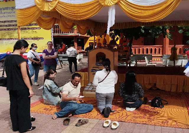 Title:『 それでも、ここがビエンチャンだと言える理由』画像説明 :*それでも、ここがビエンチャンだと言える理由*ワットシームアンは、外から来た人に向けた場所ではなく、*この街に暮らす人たちのための寺なのです*観光客でも包みこんでくれる優しさのある寺院です