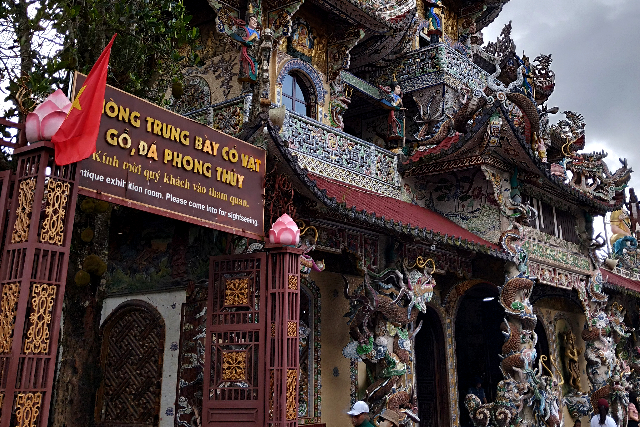 Title:『 装飾に圧倒されつつ、視線は鐘楼へ』画像説明 :*装飾に圧倒されつつ、視線は鐘楼へ*境内に足を踏み入れると、まず目に飛び込んでくるのは、建物一面を覆うモザイク装飾です*外壁や柱、細部の装飾に至るまで陶器やガラス片が使われていて一瞬立ち止まってしまいました