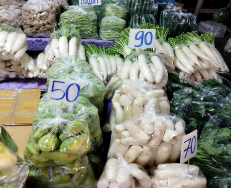 Title:『 山積みのフルーツと野菜に圧倒される』画像説明 :*山積みのフルーツと野菜に圧倒される*ムアンマイ市場で目を引くのが、フルーツや野菜の量の多さ*葉物野菜や香菜も大量に並び、どれも日常的に使われている食材ばかり