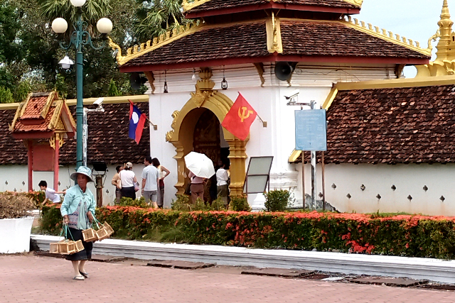 Title:『 タートルアンの入場料と営業時間』画像説明 :*タートルアンの入場料と営業時間*タートルアンを回廊の外から見るのは無料ですが塀の中に入るには入場料が必要になります*タートルアンの入場料は30000 kip ですが祭りの期間中は無料で入場できます