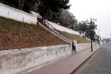 Title:『 ルアンパバーンの朝市』画像説明 :*ルアンパバーンの朝市*托鉢が行われるサッカリン通り、ルアンプラバン旧市街の中心から*ここがプーシーの丘 表参道入口です