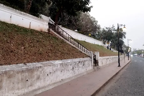 Title:『 なぜ興味が湧かなかったのだろう』画像説明 :*なぜ興味が湧かなかったのだろう*更に意識は道を隔てた反対側にあるプーシーの丘 表登り口にありました