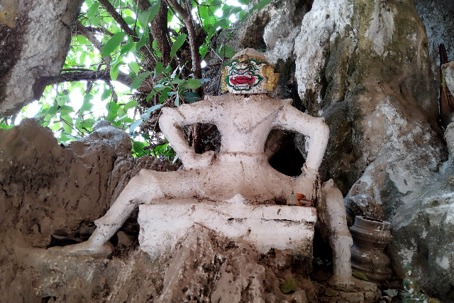 Title:『 洞窟は2か所ある？実際に見学できる範囲と所要時間』画像説明 :*洞窟は2か所ある？実際に見学できる範囲と所要時間*タム・ティン洞窟から徒歩約15分の場所にある上の洞窟。*普段は閉鎖されており見学不可。*タム・プン洞窟はここから階段を登っていきます