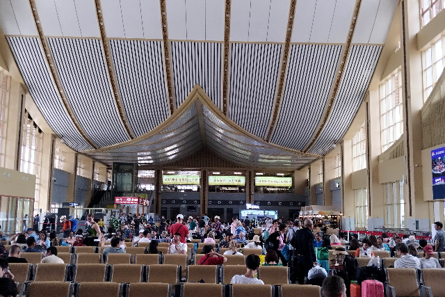 Title:『 駅構内でできること・できないこと』画像説明 :*駅構内でできること・できないこと*待合室はワンフロアでとても広く天井は高く開放感があります