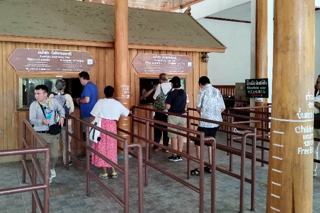 タイトル :『 クアンシーの滝で泳いできました・行き方と料金』見出し:『 入場料・営業時間・服装の注意点』Keyword:『ラオス・ルアンパバーン郊外にあるクアンシーの滝を実際に訪問。泳いで分かった水温や注意点、行き方、入場料・ツアー料金、所要時間を写真付きで詳しく解説。一人旅でも安心です。』画像の説明文 :*入場料・営業時間・服装の注意点*入場料は年々高騰しているようですね*入場料：外国人 60000 キープ*営業時間：8:00〜17:00