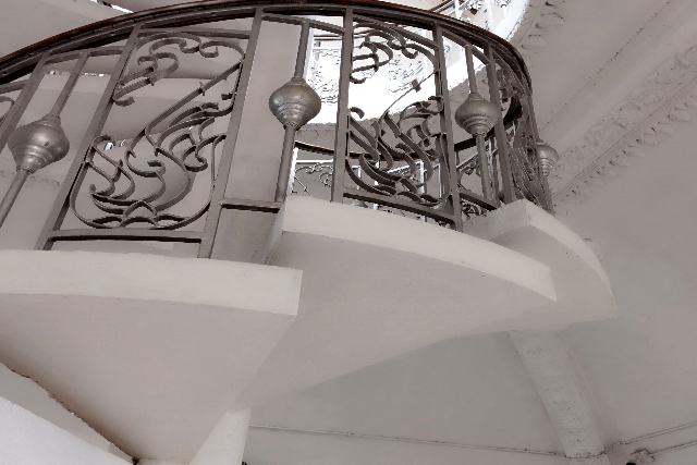 Title:『 パトゥーサイの内部は?』画像説明 :*パトゥーサイの内部は?*パトゥーサイ内部は、細い通路と階段が続く構造になっています*階段は少し高さがあるので手すりを持って登るのが良さそうです