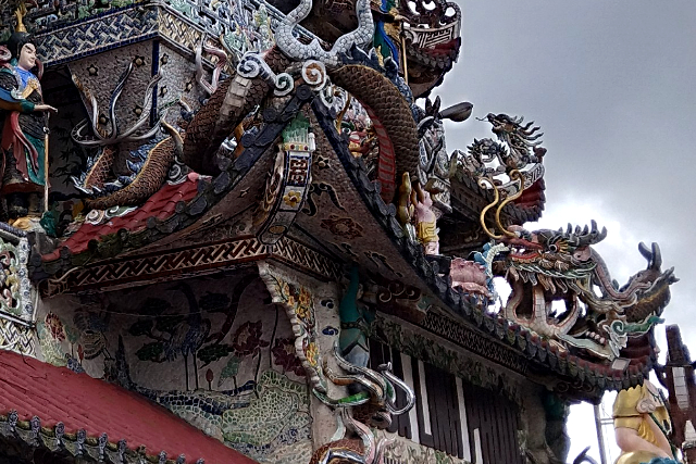 Title:『 装飾に圧倒されつつ、視線は鐘楼へ』画像説明 :*装飾に圧倒されつつ、視線は鐘楼へ*実はこの時点ではこれが本堂とは思いもつかず見ていたのは色と形が連続する装飾に気が取られていました