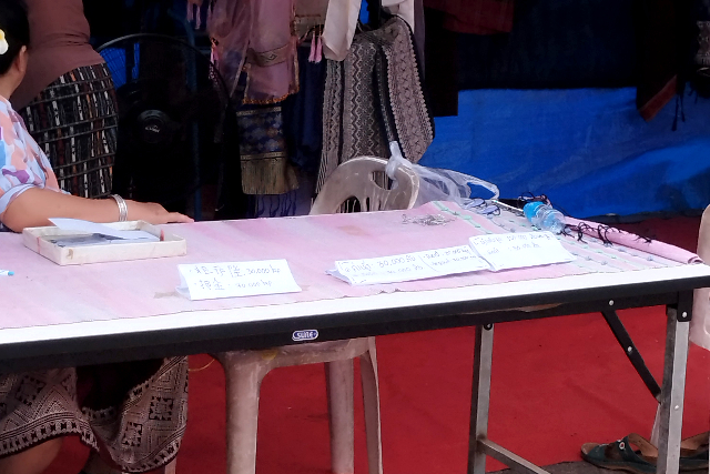 Title:『 タートルアン観光時の服装｜注意点』画像説明 :*タートルアン観光時の服装｜注意点*タートルアンはラオスを代表する仏教寺院であり、服装には一定のルールがあります*女性の場合、ジーンズなどの長ズボンを着用していると、そのままでは入場できません*その場合は、入口近くで腰に巻く布「シン」を借りて着用することで入場できます