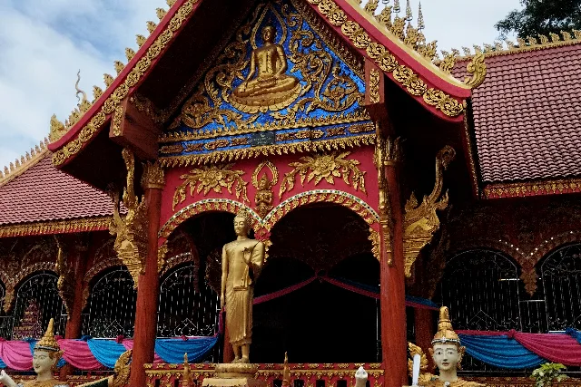 Title:『 ワットシームアン Q ＆ A』画像説明 :*ワットシームアン Q ＆ A*Q2. 仏教寺院なのに、なぜ精霊信仰の話が出てくるのですか？*ラオスでは、仏教と精霊信仰が対立せず、日常の中で自然に重なっています。ワットシームアンは、その重なりが今も生きている寺院です