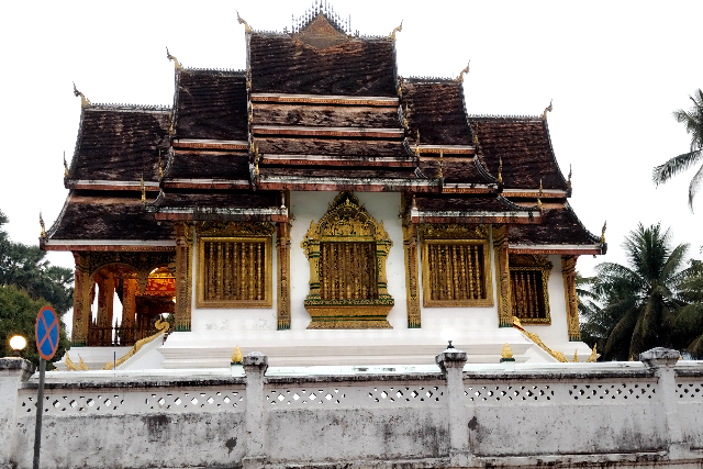 Title:『 ルアンパバーンの朝市』画像説明 :*ルアンパバーンの朝市*表参道の向かい側には旧王宮を利用した国立博物館があります