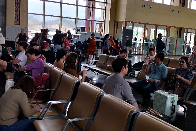 Title:『 駅構内でできること・できないこと』画像説明 :*駅構内でできること・できないこと*セキュリティチエックの様子がオープンなのはいいですね