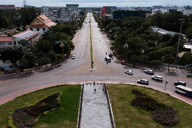 Title:『 パトゥーサイ 展望台からの眺め』画像説明 :*パトゥーサイ 展望台からの眺め*そしていよいよ展望台*展望台からは、ビエンチャン市内の街並みが一望できます