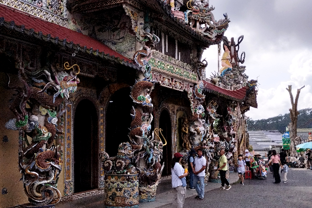 Title:『 リンフォック寺は、寺というより巨大なモザイク作品だ』画像説明 :*リンフォック寺は、寺というより巨大なモザイク作品だ*リンフォック寺に足を踏み入れて最初に感じたのは、*「寺院を見に来た」という感覚よりも、巨大なモザイク作品の中に入り込んだという印象でした*リンフォック寺は、厳かな寺院を想像して訪れると戸惑うかもしれませんが、*アート作品を見るつもりで来ると一気に面白くなる場所かも？