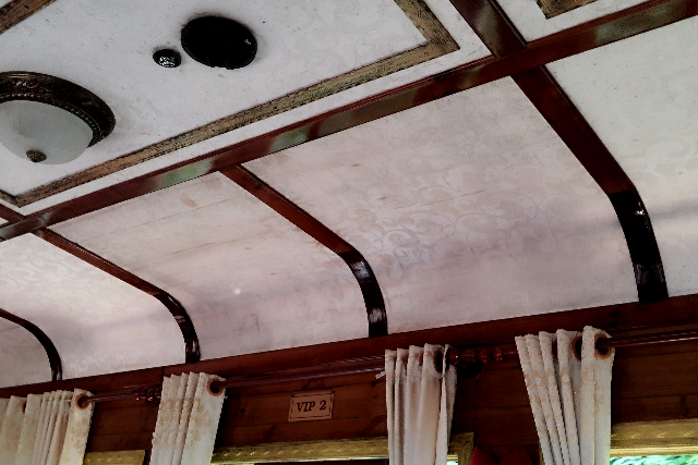 Title:『 VIP席ではバイオリンの生演奏も楽しめる』画像説明 :*VIP席ではバイオリンの生演奏も楽しめる*演奏は発車後からダラット駅に到着するまで続き、*曲調は少し懐かしさを感じるアメリカンポップや洋楽が中心*観光列車らしい演出で、移動時間そのものがちょっとしたショータイムになります