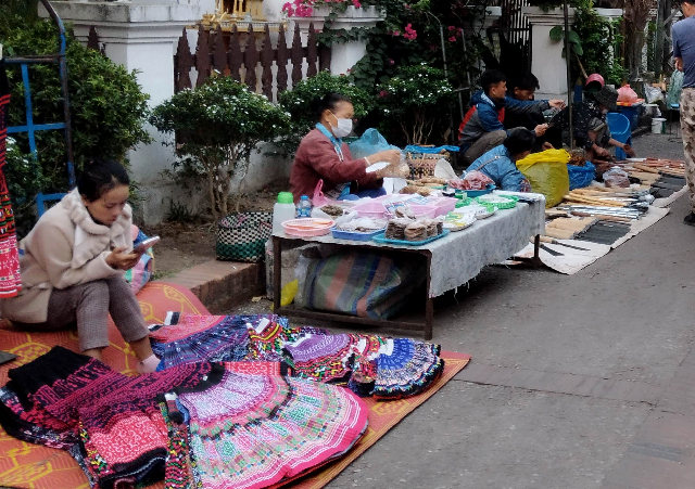 Title:『 ルアンパバーンの朝市』画像説明 :*ルアンパバーンの朝市*朝市通りはここから100m程先を右に曲がったところから始まります*最初に売っているのが衣類*kazuのビヤラオのTシャツはここで購入しました