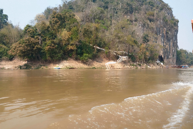 Title:『 バークウー洞窟の見どころ｜仏像と信仰の背景』画像説明 :*バークウー洞窟の見どころ｜仏像と信仰の背景*ルアンパバーンのボート乗り場を出港して11:00過ぎにバークウー洞窟に着きます