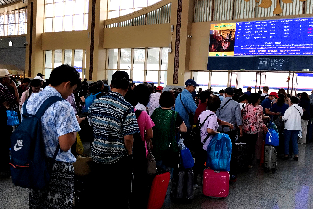 Title:『 駅構内でできること・できないこと』画像説明 :*駅構内でできること・できないこと*✖ 駅で必ず切符が買えるわけではありません*✖ 改札後に外へ自由に出られません*改札は比較的早めに始まります。