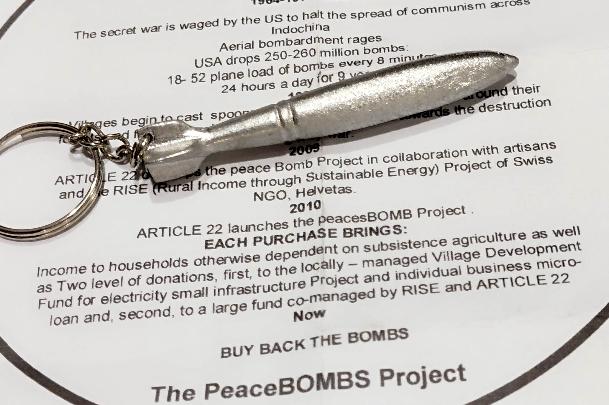 Title:『 不発弾で造られたペンダント』画像説明 :*不発弾で造られたペンダント*UXOビジターセンターでは、*不発弾の金属を再利用して作られたペンダントが売られていました。