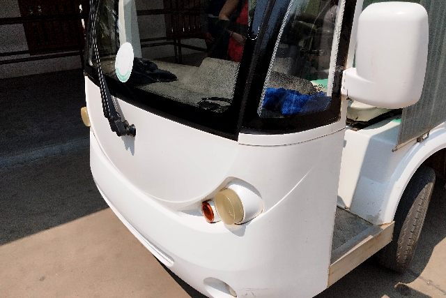 タイトル :『 クアンシーの滝で泳いできました・行き方と料金』見出し:『 入場料・ツアー料金』Keyword:『ラオス・ルアンパバーン郊外にあるクアンシーの滝を実際に訪問。泳いで分かった水温や注意点、行き方、入場料・ツアー料金、所要時間を写真付きで詳しく解説。一人旅でも安心です。』画像の説明文 :*入場料・ツアー料金*入場料 : 60000 Kip / １人*ツアーワゴン車（往復） : 100000Kip / 1人*料金は変更される可能性があるため、現地で最新情報確認をお願いします*入場料には熊保護区までの電動カー乗車料が含まれています