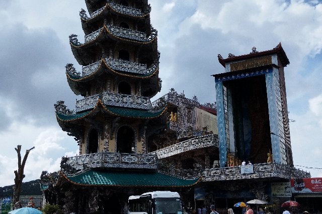 Title:『 装飾に圧倒されつつ、視線は鐘楼へ』画像説明 :*装飾に圧倒されつつ、視線は鐘楼へ*リンフォック寺では、見どころを自分で選ぶというより、視線の流れに導かれる感覚に近いのかもしれませんね*そう、 .... 引き寄せられるという感覚です*境内の前には高さ37メートルの7階建ての塔があり、ベトナムで最も高い寺院の鐘楼とされている