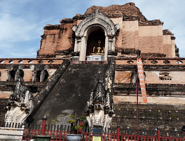 Title:『 ワット チェディ ルアンの基本情報』画像説明 :*ワット チェディ ルアンの基本情報*ワット チェディ ルアンは、観光地として整備されている一方で、*現在も僧侶が修行や儀式を行う現役の寺院だそうです