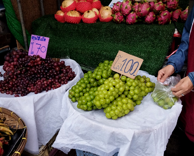 Title:『 山積みのフルーツと野菜に圧倒される』画像説明 :*山積みのフルーツと野菜に圧倒される*この「見せるためではない並べ方」が、いかにもローカル市場らしい*マンゴーやバナナ、ランブータンなどの南国フルーツに加え、