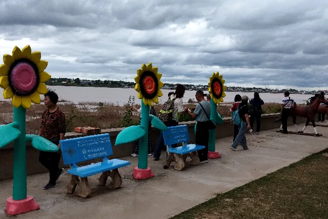 Title:『 写真映えするが好みは分かれる場所』画像説明 :*写真映えするが好みは分かれる場所*メコン川の対岸はタイランド国境の街ノンカーイです*前回の旅ではノンカーイに１泊しましたが何故かホッとした気持ちになるのは*仏教とヒンドゥ教の合体した世界観に戸惑いがあったからでしょう