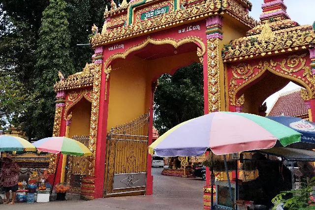 Title:『 ワットシームアンのまとめ』画像説明 :*ワットシームアンのまとめ*ワットシームアンは、有名な観光寺院ではありません*ガイドブック的な見どころが用意されているわけではありません*ワットシームアンでkazuの目に止まったのが入り口両脇で*花や線香を販売する人たちの姿でした