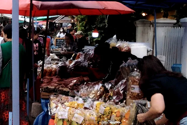 Title:『 ルアンパバーン 朝市の場所と時間』画像説明 :*ルアンパバーン 朝市の場所と時間*お土産になりそうな商品は*キサラット通りに近い方が多かったようです