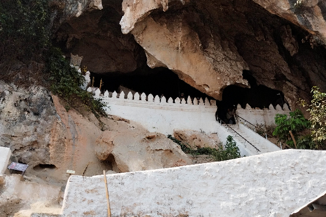 Title:『 バークウー洞窟の見どころ｜仏像と信仰の背景』画像説明 :*バークウー洞窟の見どころ｜仏像と信仰の背景*急な階段ですので注意して登ると...