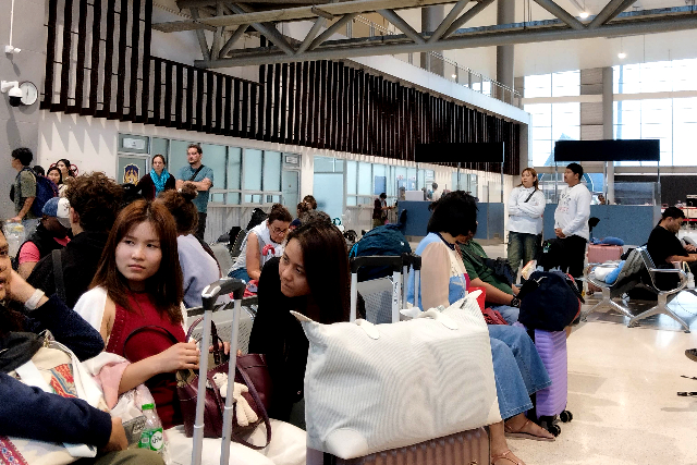 Title:『 ラオス出国』画像説明 :*ラオス出国*カムサワート駅の出国窓口です*ラオスを出国しました*ふつう〜の待合室風景...