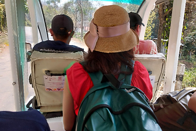 タイトル :『 クアンシーの滝で泳いできました・行き方と料金』見出し:『 入場料・ツアー料金』Keyword:『ラオス・ルアンパバーン郊外にあるクアンシーの滝を実際に訪問。泳いで分かった水温や注意点、行き方、入場料・ツアー料金、所要時間を写真付きで詳しく解説。一人旅でも安心です。』画像の説明文 :*入場料・ツアー料金*距離は短いので現地の方の料金には電動カー乗車料金は含まれていません