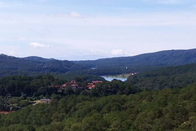 Title:『 ロープウェイの乗り心地は？』画像説明 :*ロープウェイの乗り心地は？*この山を境にここからは下りになります。google地図では Con Heo Hill の真上、ハイキングコースのようです