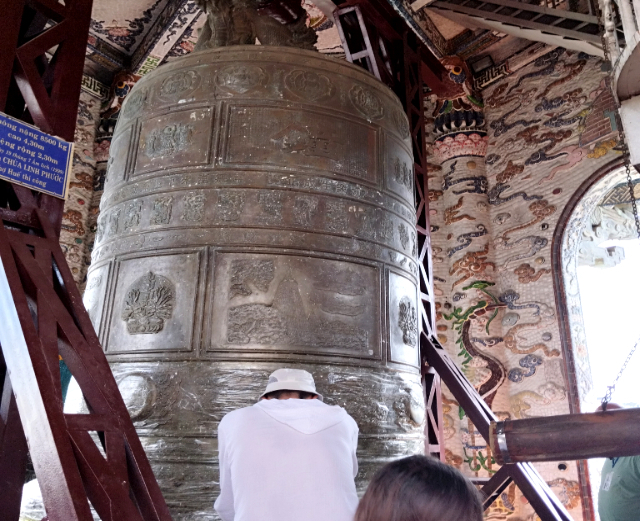 Title:『 鐘楼へ、そして巨大な釣り鐘』画像説明 :*鐘楼へ、そして巨大な釣り鐘*階段がとても急なので、登っている間は転げないよう手すりをしっかり握って登ります*周囲を見渡す余裕もなく、ただ上を見て登りました*最上階に到達すると、目の前に巨大な釣り鐘が現れます