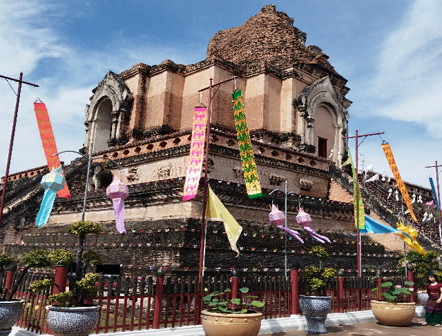 Title:『 ワット チェディ ルアンの歴史』画像説明 :*ワット チェディ ルアンの歴史*しかし、現在目にするワット チェディ ルアンは建設当時の姿ではなく、*16世紀ごろの大地震によって上部が崩壊し今のような途中までの姿になったと伝えられているそうです*遺跡としての側面と、今も信仰が続く現役の寺院という二つの顔を併せ持っているのが*ワット チェディ ルアンの大きな特徴ですね